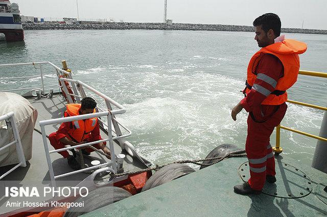 نجات سرنشینان یک قایق در آب های کیش توسط شناور ناجی نجات سرنشینان یک قایق در آب های کیش توسط شناور ناجی